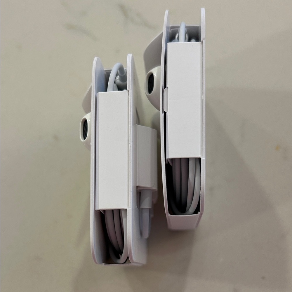 Apple OEM 2 Sets White Wired Earbuds with 1 Lightning Audio Jack Adapter - Picture 4 of 6